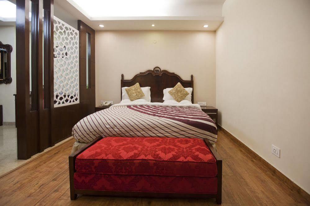 Oyo Premium Pitampura New Delhi Exterior photo